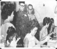 Proses menyalut kad pengenalan lama pada tahun 1961