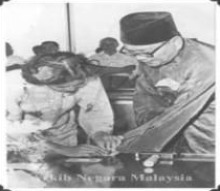 Tunku Abdul Rahman mengambil cap jari untuk permohonan kad pengenalan